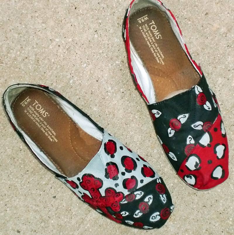 Tri-color design custom toms in black red and grey Tricolor design Toms Black, gray, red