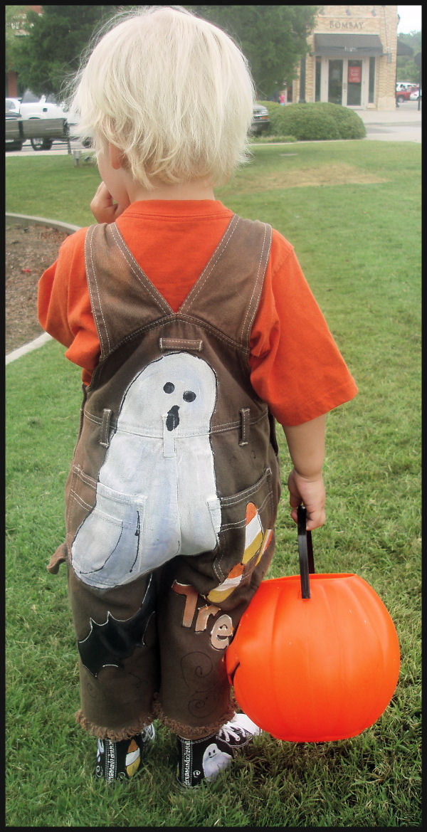 Halloween overalls design for boys The back of the Halloween overalls for boys